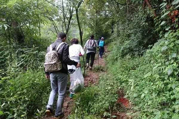 寻道路上：住在山顶守着破庙，两三个道士在修行