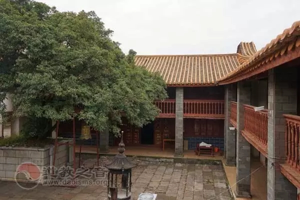 寻道路上：住在山顶守着破庙，两三个道士在修行