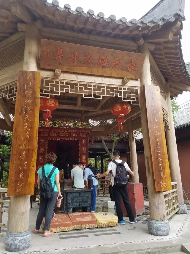 北大道学社成员一行到江西龙虎山考察调研