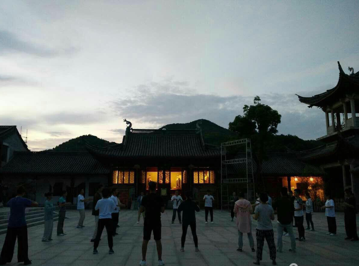 一朝入道闻清音 红尘皆是远行客