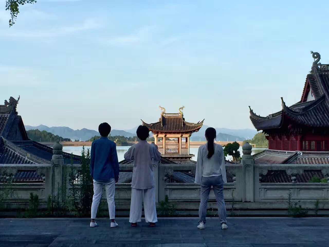 一朝入道闻清音 红尘皆是远行客