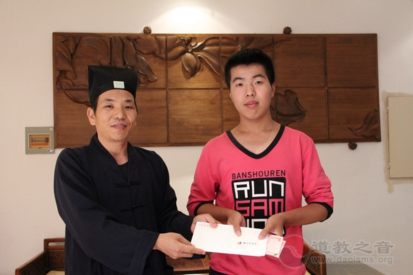 陕西省临潼明圣宫举行捐资助学贫困生活动-道音文化