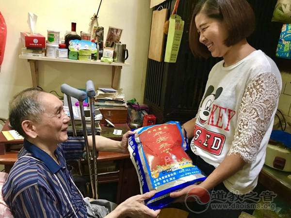 上海城隍庙举办中元佳节赠“平安米”活动-道音文化