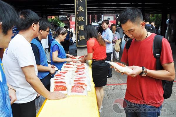 上海城隍庙举办中元佳节赠“平安米”活动-道音文化