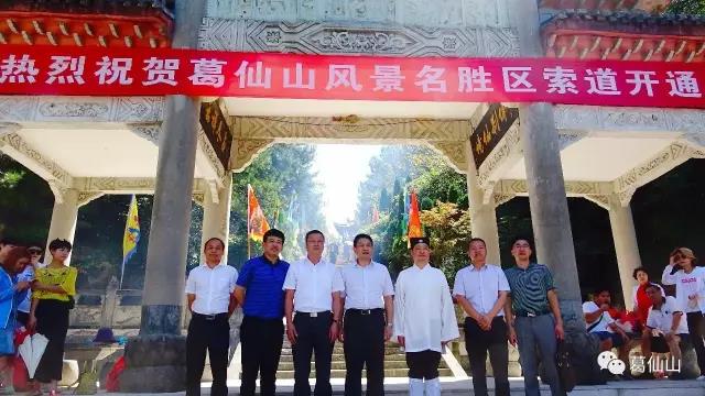 接官亭前合影留念