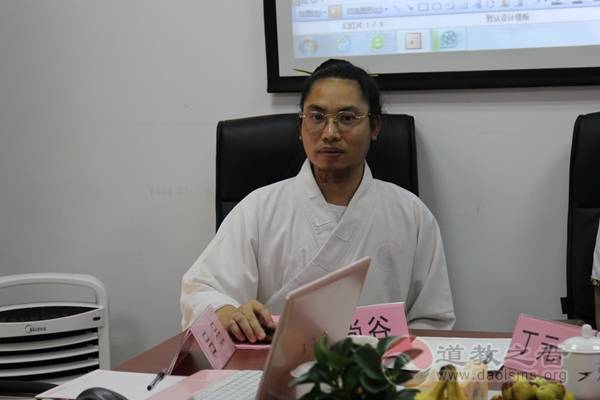 今朝有酒今朝醉，明日愁来明日忧  【释义】今天有酒喝，就痛痛快快把酒言欢，抛却一切烦心之事，唯留本心逍遥自在。明天的烦恼就让明天再去忧愁吧，不要因为我们对未来恐惧，因此荒废了今天的幸福。  【评析】谪仙人李白是上清道受箓法师，他的诗词豪迈奔放，无不表现道家人逍遥自在的特点，除此之外李白还是盛唐剑法出奇的道家武术高人，有如此才华，却得不到施展，但是依旧不能阻碍他的逍遥旷达，君不见其诗云：“人生得意须尽欢，莫使金樽空对月”。修行与人生莫不是如此，珍惜当下，比一切都重要。不要整天杞人忧天，活在对未来的焦虑中，与其对未来迷茫彷徨，不如把酒言欢，活好当下。  路逢险处须回避，事到头来不自由  【释义】走路的时候需要危险的地方尚且可以回避、退让。但是很多时候当麻烦事来临了，我们却是无处可躲，只能迎难而上去解决问题，我们根本没有了回避退缩的自由。  【评析】遇到问题有人逃避，有人面对。也许逃避是人的本能，迎难而上，让多数人会感到恐惧。毛主席诗云：“可上九天揽月，可下五洋捉鳖，谈笑凯歌还。”这种豁达精神，这种直面一切风雨的豪迈值得每个人学习。  有些时候，我们要懂得去规避风险，修为再高的人同时面对千难万险，也不可能一下子解决，这就是为什么要说“路逢险处须回避”的缘由。但是面对一些无法规避，身不由己的问题，我们还是要勇于去直面，去挑战，去变革，去开拓。纵观道门历史，每一代高道大德真人，无不是在险境中迎难而上，勇于变革，才实现了道教新的辉煌。  北天师道寇谦之天师、南天师道陆修静天师、全真道王重阳祖师都是在及其特殊的困难时期勇于改革进取，才取得了如此的辉煌。修行弘道如此，工作生活甚至恋爱婚姻也是如此。既要学会规避风险，更要懂得无法规避的时候，勇于解决问题。