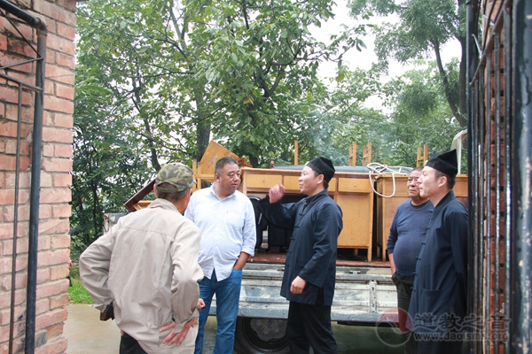 陕西临潼明圣宫开展“双节”进深山扶贫帮困活动-道音文化