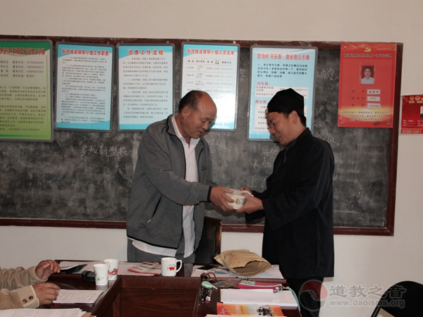 陕西临潼明圣宫开展“双节”进深山扶贫帮困活动-道音文化