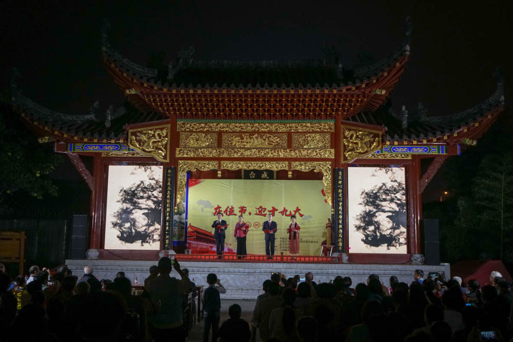 武汉长春观举行诗歌朗诵会庆祝祖国六十八华诞