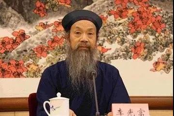 高举习近平新时代中国特色社会主义思想伟大旗帜，爱国爱教，不负使命