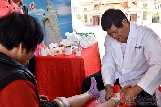 台湾老中医涂金枝在陆丰福山妈祖旅游景区义诊-道音文化