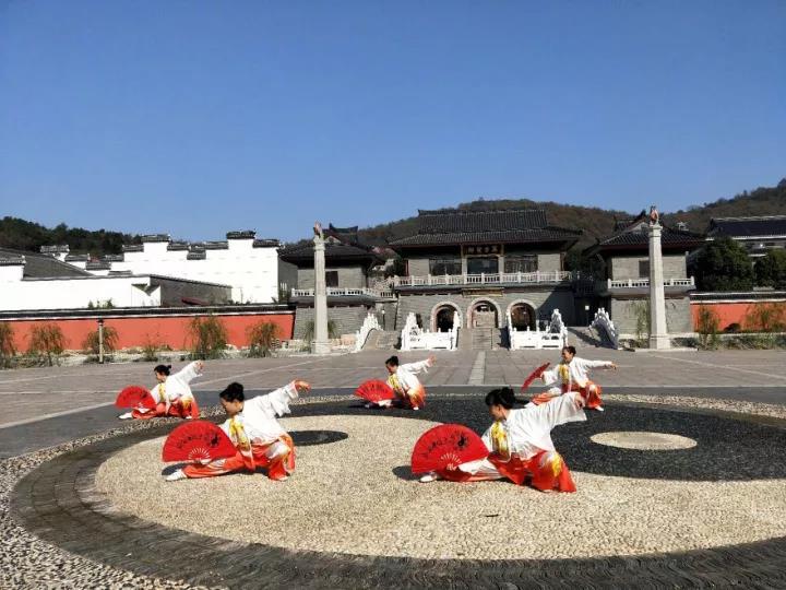 句容市七色花义工团组织太极方阵走进茅山-道音文化