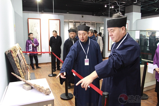 西北道教论坛与会嘉宾参观“道无声”道教文化展