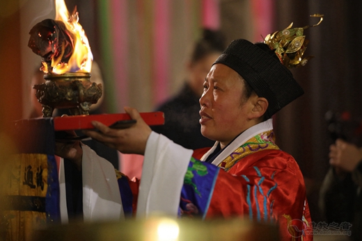 道教之音江苏讯  2017年12月31日，茅山乾元观举行新年祈福法会，庆祝元旦到来。上百位市民参加了乾元观的祈福活动，迎来新年钟声的敲响。    一位当地民众表示，他虽然没有道教信仰，但对很多道教的故事很感兴趣，感觉这里的仪规很有特色。撞钟祈福，只为大家来年幸福安康，万事顺利，心想事成、工作顺利。有一位居民开车一个多小时，给乾元观送贡品，这是每年的惯例。有道长说，这是他第一次到乾元观跨年，也是第一次听到南韵，作为宗教人士，有责任传承中国的道教文化，为道教事业做贡献。    茅山乾元观，位于江苏省金坛市茅山东麓青龙山上，属茅山道教圣地“三宫五观”之一。最初为秦时李明真人炼丹之地，至今尚留一口炼丹古井，其水清澈，被人誉为“仙水”。至南朝，陶弘景隐居在此，与梁武帝书信来往，商讨国事，被人誉为“山中宰相”，因此，乾元观至今仍被世人誉为“秦汉神仙府，梁唐宰相家”。溯源而上，具有2000多年历史的茅山乾元观曾有许多道教大师栖息隐居、修炼养生。  （道教之音 现场报道）