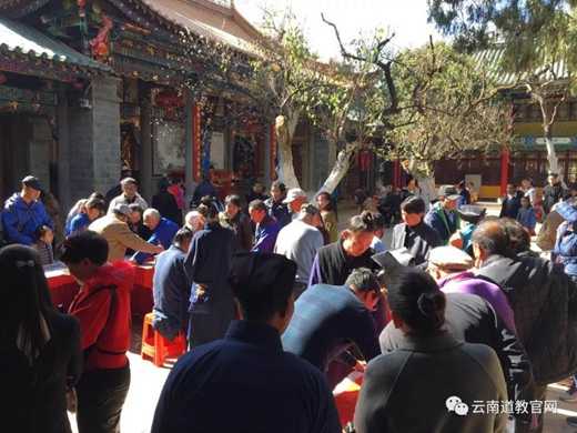 云南省道教协会开展宣传十九大精神暨新年送春联活动-道音文化