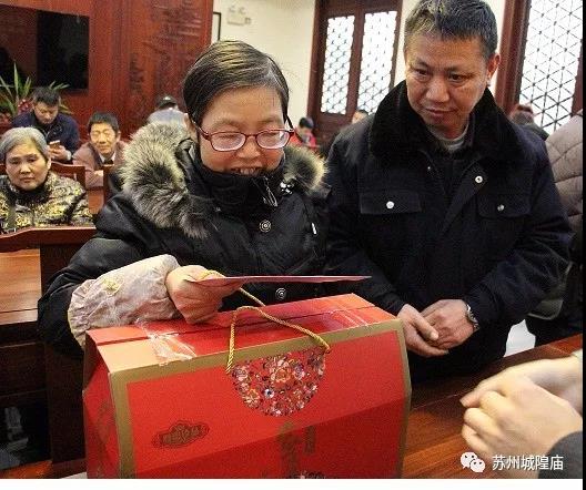 苏州城隍庙举行了社会公益慈善活动仪式暨迎春送温暖活动