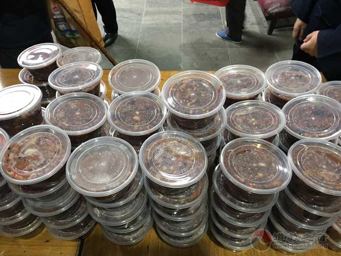 苏州城隍庙于农历十二月初八举办了施腊八粥活动