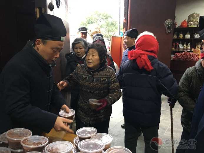 苏州城隍庙于农历十二月初八举办了施腊八粥活动
