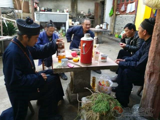 凤庆县民宗局及道教协会一行看望老道长