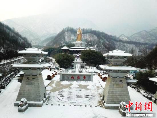 大雪过后世界最高“老子”披金挂银须发皆白