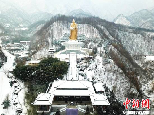 大雪过后世界最高“老子”披金挂银须发皆白