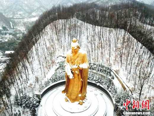 大雪过后世界最高“老子”披金挂银须发皆白