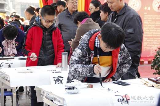 西安都城隍庙春节期间庙会活精彩纷呈 市民大加赞赏