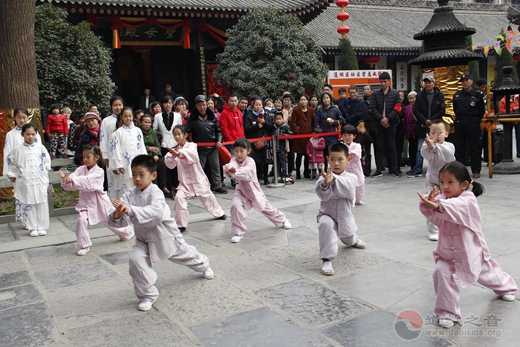 西安都城隍庙春节期间庙会活精彩纷呈 市民大加赞赏