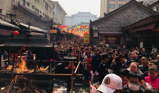 西安都城隍庙春节期间庙会活精彩纷呈 市民大加赞赏