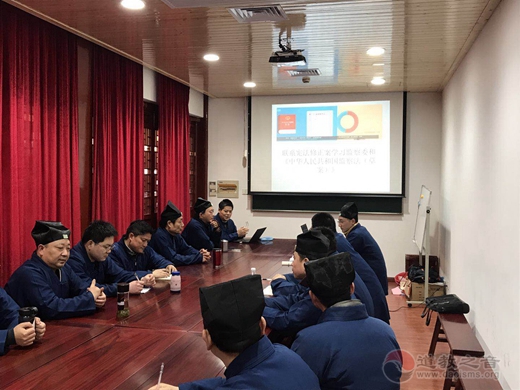 上海钦赐仰殿道观组织学习全国两会精神