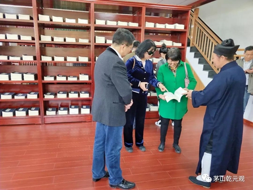 国家档案局《中国档案报》新闻部主任崔志华考察茅山乾元观档案工作