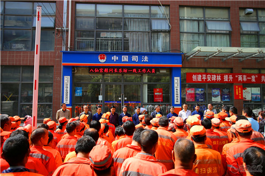 陕西西安八仙宫劳动节慰问一线环卫工人