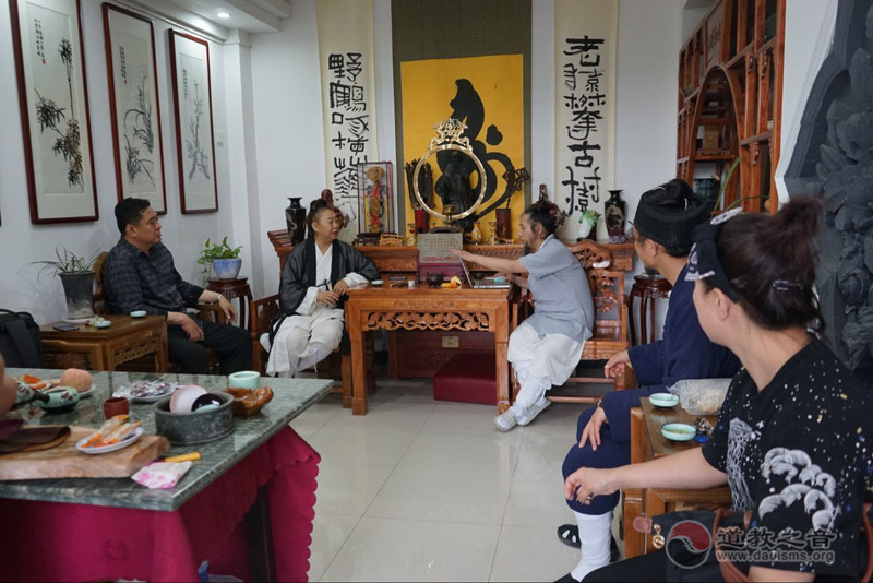 马高平道长一行在武汉与任宗权道长交流