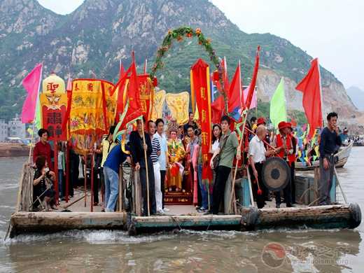 福建霞浦县松山村上演“妈祖走水·龙王朝圣母”非遗活动
