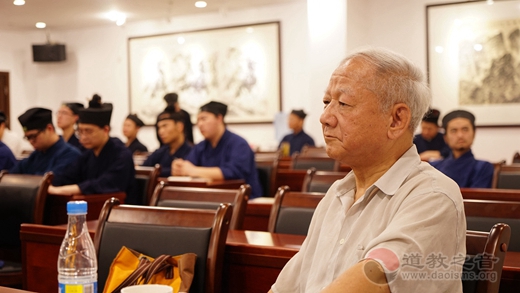 朱越利教授听取发言