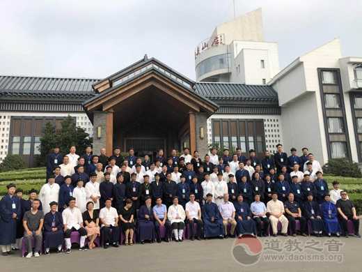 道教之音山东讯  2018年8月7日，山东省道教界骨干人士培训班暨第三届讲经活动开班仪式在泰安东岳山庄召开。