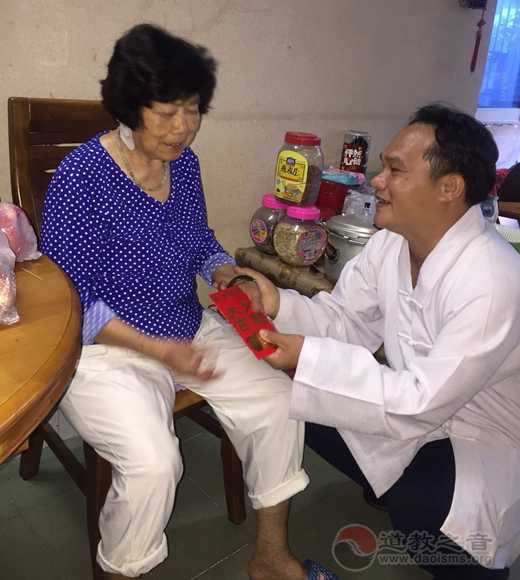 桂平市白石山三清观举行2018宗教慈善周慰问病困老人活动