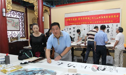 青岛崂山区文联副主席沈志宏挥毫泼墨