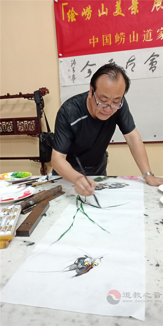 中国崂山道家书画院副秘书长杜君慧挥毫作画