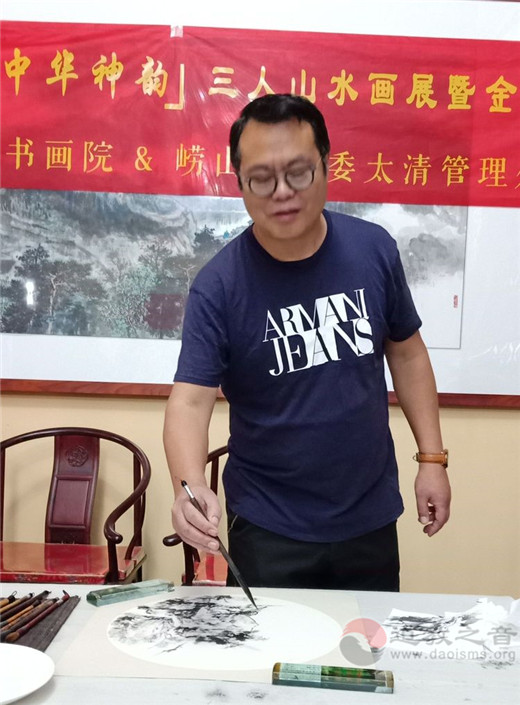 中国崂山道家书画院书画家吕颖虹挥毫作画