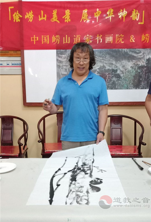 中国崂山道家书画院书画家万里雒挥毫作画