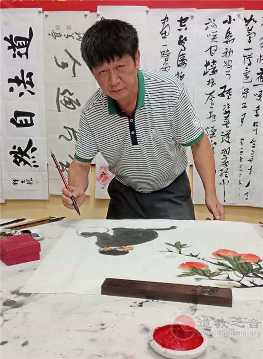 中国崂山道家书画院书画家纪仕利挥毫作画