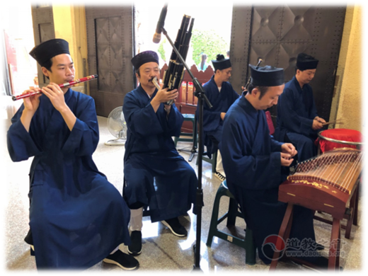 古乐声韵缭绕，搭配浑厚道众声韵虔诚诵经，清净庄严