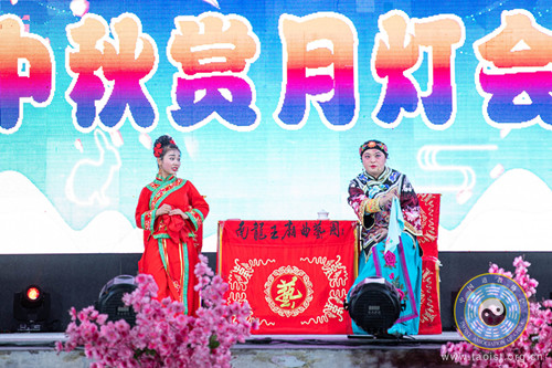 包头南龙王庙曲艺团举行中秋千人赏月晚会