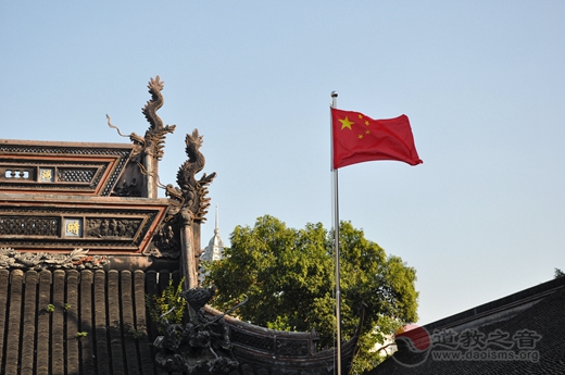 上海城隍庙积极响应“国旗进场所”号召