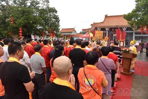 广东陆丰千余民众秋雨潇潇纪念妈祖飞升