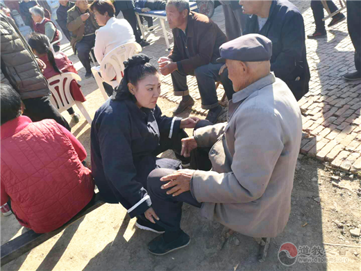 山东省临清市皇殿岗玉皇庙“爱心助老团”为周边百姓治病
