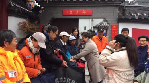 徐州市道文化中心“暖送环卫工、爱心书‘三节’”