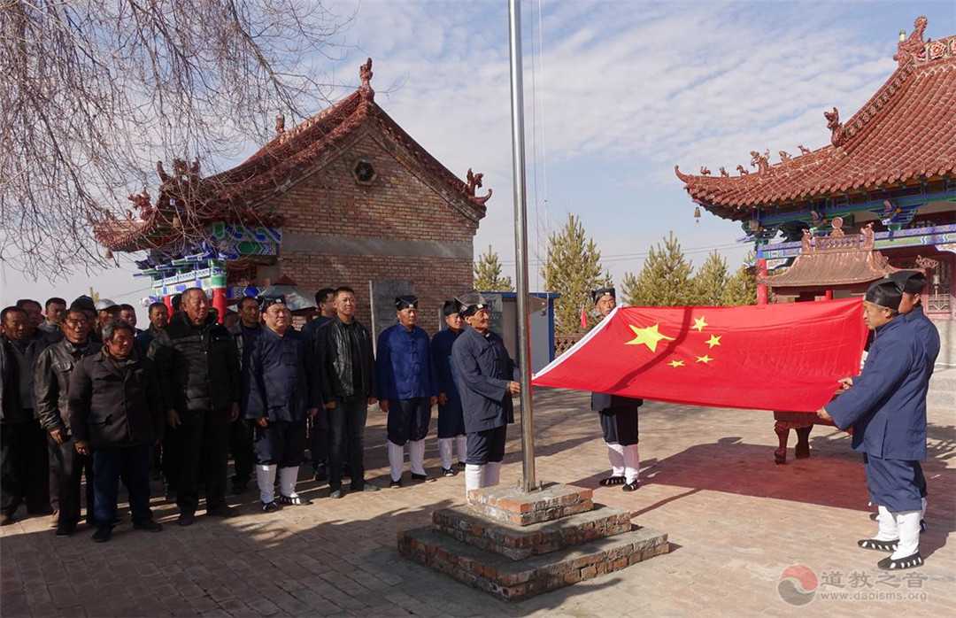 蒙汉信众在陕西升旗