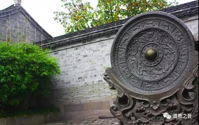 道长曰，每个人都要学会“照镜子”
